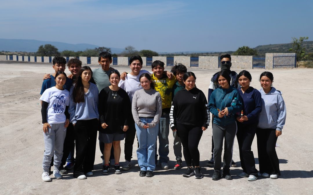 Silvia Amaya Llano está con Escuela de Bachilleres, UAQ. -La educación se fortalece cuando trabajamos juntos.